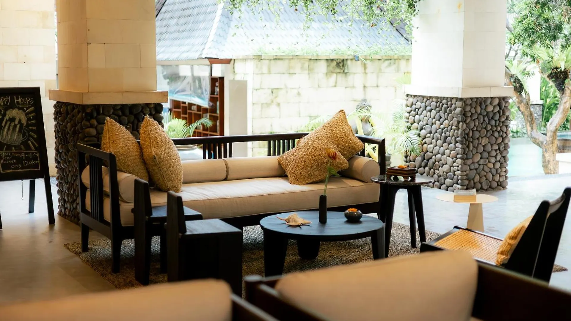 Fourteen Roses Beach Hotel Легиан