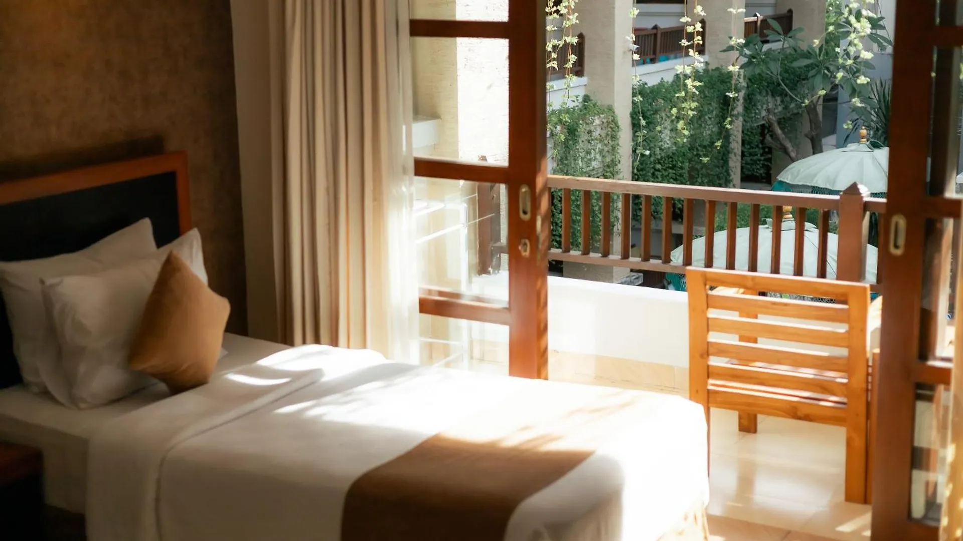 Fourteen Roses Beach Hotel Легиан
