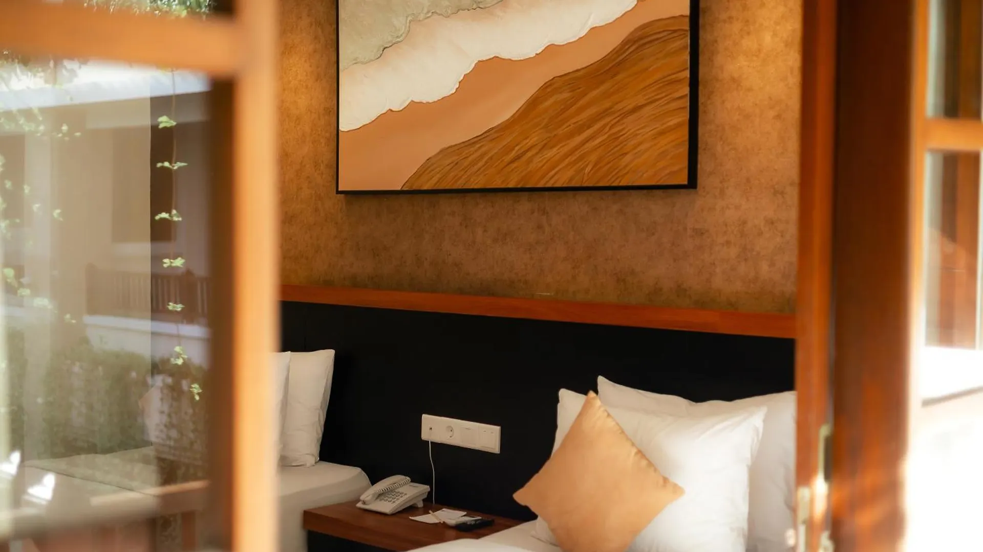 Fourteen Roses Beach Hotel Легиан Индонезия