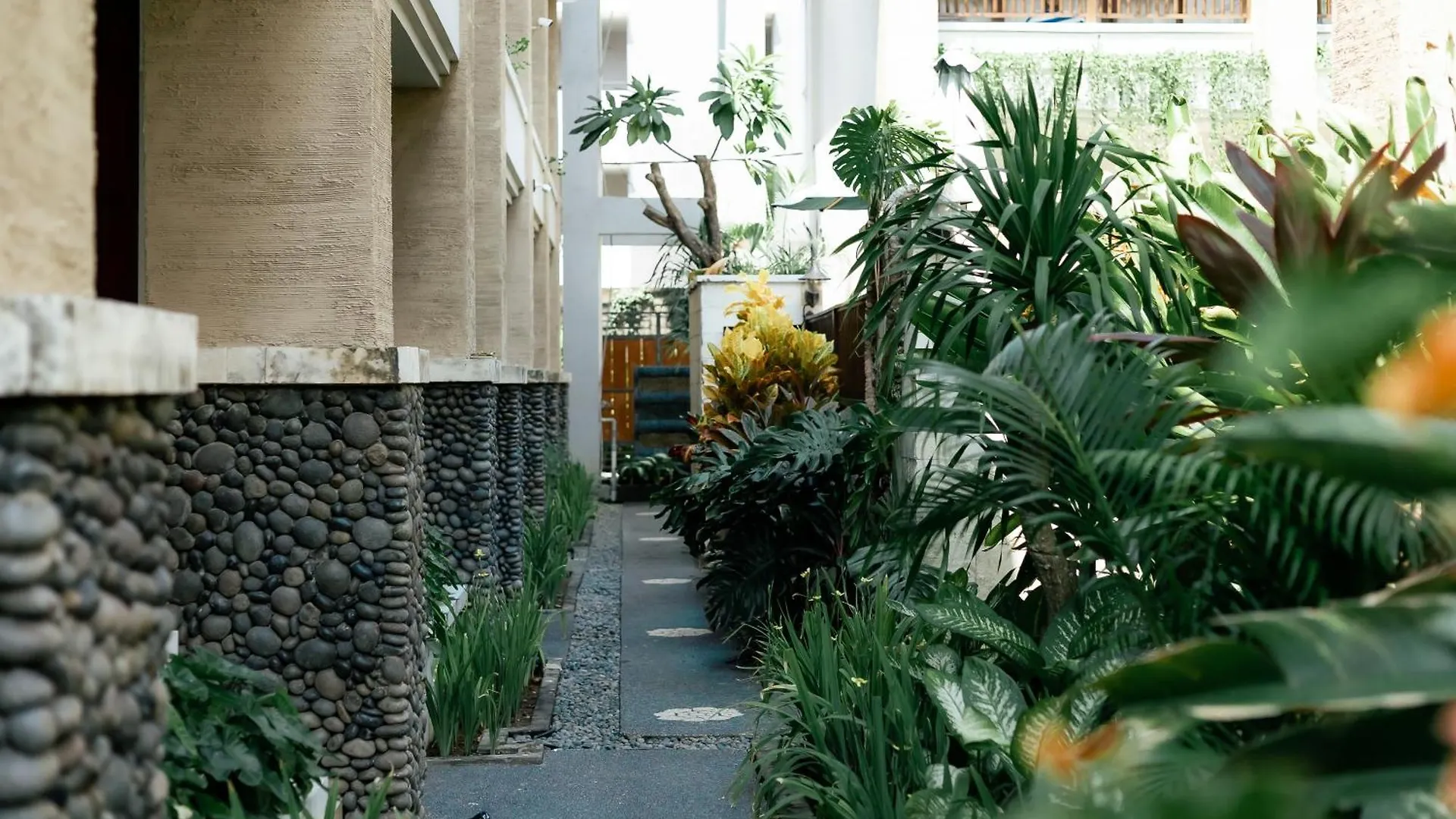 Fourteen Roses Beach Hotel Легиан