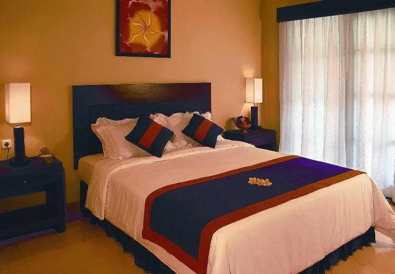 Fourteen Roses Beach Hotel Легиан Индонезия