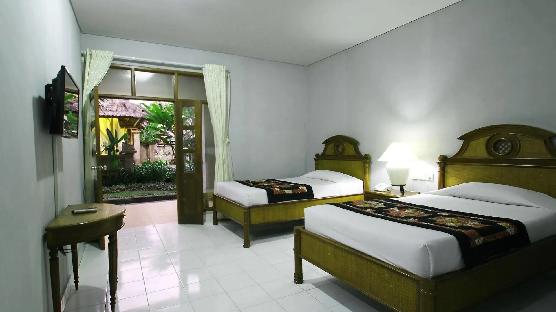 Fourteen Roses Beach Hotel Легиан Индонезия